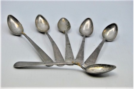 Conjunto de seis colheres de café em prata lisa e cabos a expedir.